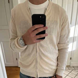 Bruun & Stengade Stickad tröja med dragkedja - Snygg stickad tröja ifrån Bruun & Stengade i krämvit färg. 10/10 skick typ aldrig använd. Hör av er vid funderingar 🙌🏻