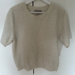 Stickad t-shirt - Finaste stickade T-shirten!!🥹🤩💞 så snygg och passar till allt! Använd en del och är därför något nopprig men inget man tänker på!💞