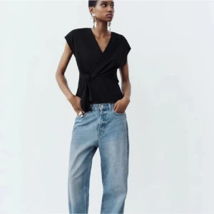 Zara omlott topp - Säljer denna populära omlott toppen pågrund av att den inte satt som jag ville på mig💕