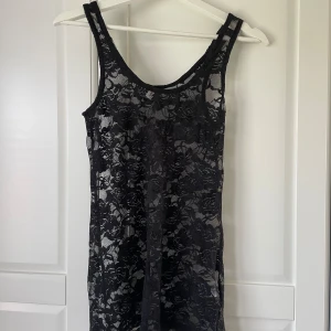 Blommigt mesh linne med svart magtröja - Säljer nu mitt meshlinne med blommigt mönster. I detta ingår också en svart croppad t-shirt från Zara. Aldrig använd av mig, men linnet är köpt secondhand. T-shirten har fortfarande lappen kvar och därmed aldrig använd.
