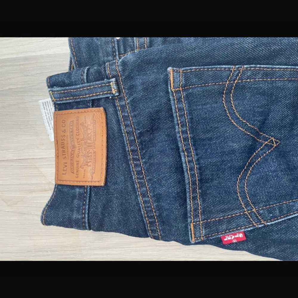 Mörkblåa jeans från Levis i storlek 26. Jag skulle säga yta de passar någon som är 160-165 cm. Mycket bra skick.. Jeans & Byxor.