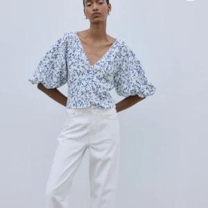 Blåblommig linne blus  - Super fin vit blåblommig linne blus✨ Bra kvalite utan skador eller lösa trådar. Säljer då den endast kommit till användning en gång. Finns ej längre att köpa på H&Ms hemsida💕