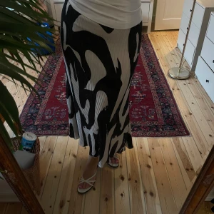 Lång kjol - Lång tunn kjol med mönster mycket skön och elegant 