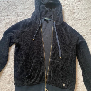 Juicy couture  - Svart juicy couture tröja med leopard mönster. Bra skick! Köpare står för frakt! Tvättar innan jag skickar!
