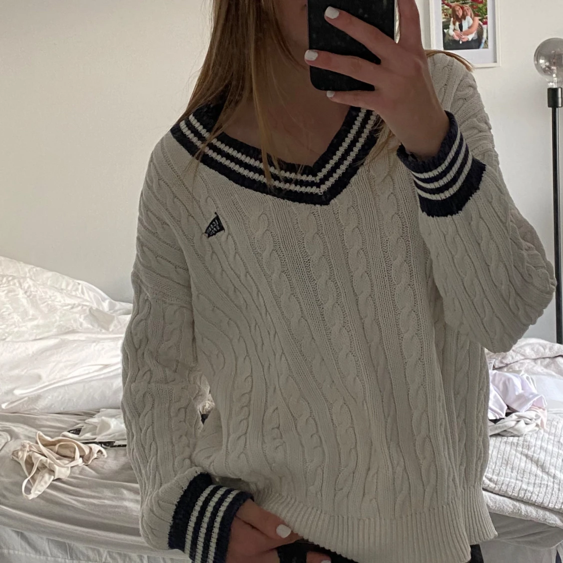 Vit kabelstickad tröja med marinblå detaljer