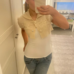 Bolero/ kofta - Säljer denna as söta koftan/boleron som inte längre används, hör av dig vid fler funderingar! 💕