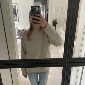 Beige stickad tröja från Gina Tricot - Säljer en supermysig beige stickad tröja från Gina Tricot. Perfekt för kyliga dagar med sin mjuka och varma känsla. Passar perfekt till jeans eller leggings för en avslappnad look. Den är lite nopprig men det är inget man tänker på. Pris går att diskuteras💕