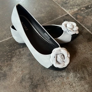 ballerina skor  - säljer dessa så söta ljusblåa ballerinas med svart lack på toppen, storlek 35 men passar även mej som oxå har 36! 