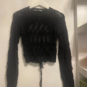 Virkad tröja - Säljer denna virkade ihåliga tröjan med öppen rygg från Zara, använd 1 gång