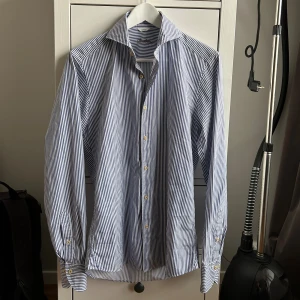 Blårandig Stenströms Skjorta - Blårandig Stenströms skjorta i som nytt skick! Slim fit. Nypris runt 1700kr.