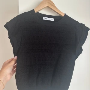 Virkad kropptopp från zara - En svart virkad kropptopp från zara i jättefint skick. Svårtagna bilder men en jättefin topp, som inte kommit till användning alls. I storlek M men är lite tightare i modellen. 