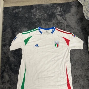 Fotbollströjor  - 350 kr/st Alla är storlek S Alla 3 för 800