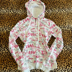 2000s aeropostale zip up - ✰*฿✩‧₊˚ läs gärna köpvillkoren innan köp  ✰ storlek XS men mer S egentligen, 2000s aeropostale zip up ✰ sparsamt använt second hand plagg så inga märkvärdiga defekter ✰ skriv vid frågor💋