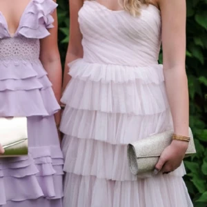 Balklänning  - Säljer min jättefina balklänning som är väldigt efterfrågad. Den är från asos men säljs inte längre💕💕 Skriv vid frågor eller funderingar! Man kan köpa väskan som är med på bilden för 100kr 🩷