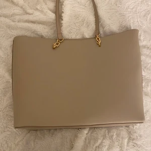 Stor väska - Fin väska som aldrig är använd!!💕