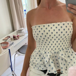 Prickig bandeau topp - Topp från zara i resor, fint skick! 🩵🍒🐬