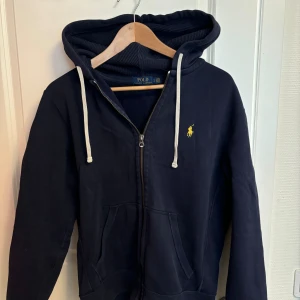 Ralph Lauren kofta - Ralph Lauren kofta i marinblå färg. Storlek S men kan funka för M i vissa fall. Köpt på Zalando och skicket är 8/10. Priset kan diskuteras