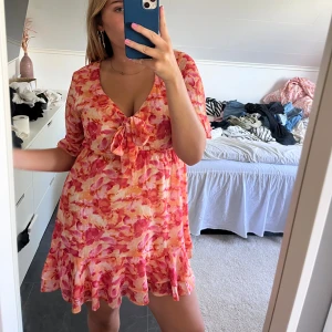 Söt färgglad klänning  - Superfin klänning, använt en gång på midsommar 