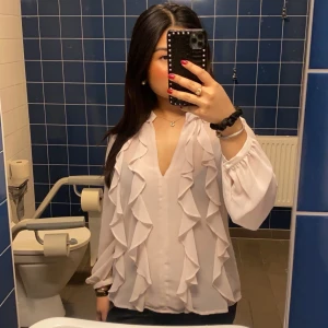 Volang blus  - Zara blus i fint skick 💕