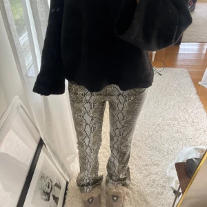Snakeprint byxor  - Jätte coola byxor som kan användas till både fest och vardag!! Använda en gång🐍passar ungefär 36-38 