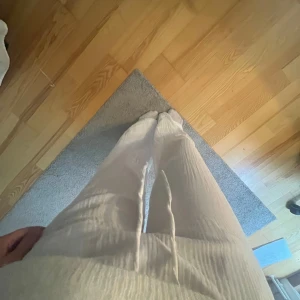 Vita Linnebyxor - Vita linnebyxor från Gina Tricot i storlek S, som är i helt nyskick. Säljer då dem inte kommer till användning ❣️ Linnebyxorna är ganska vida i benen så man vet det.  Köparen betalar frakten.
