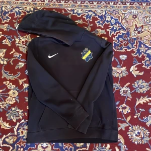 AIK nike tröja  - Hej jag tänkte sälja min aik tröja för den är för liten för mig,  147-158cm 12-13 år  Pris 300 