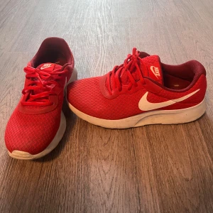 Nikeskor - Till jogging, vardag eller promenader. Passar 40-42 beroende på smala/breda fötter.  Lagom slitna. 