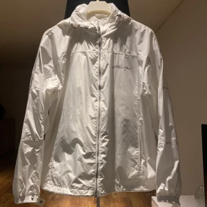 Emporio Armani lightweight jacka - Fick i present av familjemedlem, stått i garderoben ända sen dess, jackan är vit, har inga defekter, den är äkta och verifirad av ”certilogo”, går för ungefär 4000kr online, har luva som går att ta ut från kragen, endast testat jackan, Storlek M-L