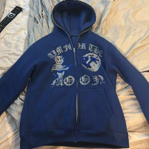 Aim for the moon hoodie mörk blå - Bra skick använt fåtal gånger Inga skador!
