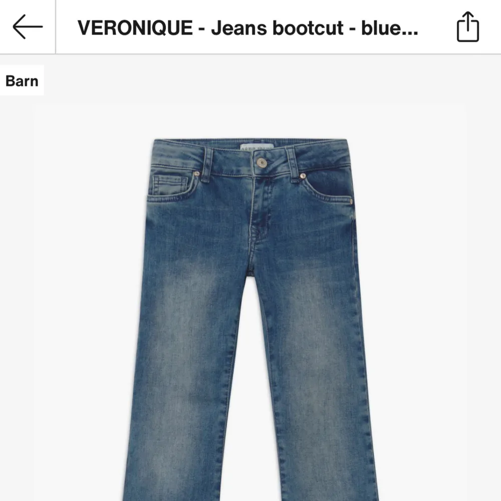 Jeans köpte på zalando (barnstorlek 1,70) 💙 Jeansen var lite korta på mig så dom är sprättade längst ner (se bild 3). Dom går även att spänna in eller ut i midjan vid behov. Sitter fint i midjan och inga effekter på jeansen🩵. Jeans & Byxor.