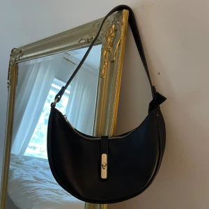 Väska  - Handväska använd max tre gånger! 