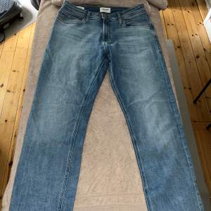 Helt oanvända jeans från Jack & Jones i längd 34 o vidd/storlek 32  Nypris 560kr