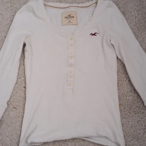 Snygg vit hollister tröja - Vit troja från hollister, använd 2 ggr men köpt på second hand för ett tag sedan, inga skador eller defekter ❤️