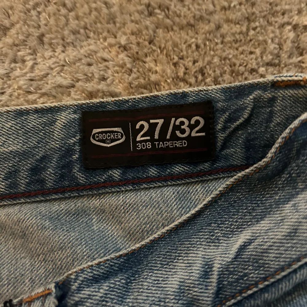 Snygga, vintage crockerjeans som är köpta secondhand. Säljer endast för att dom ej passade. Låg midja och rak passform med hål på högra knäet. Ena öglan har gått av men går enkelt att sy ihop, en slitning bak också men inte stor. Pris kan diskuteras🩷. Jeans & Byxor.