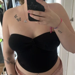 Svart topp - Fin svart topp ifrån shein, använd ganska mycket och lite nopprig men inget man tänker på annars väldigt fint skick