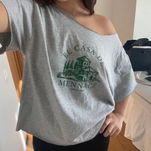 Tröja - T-shirt med tryck som jag själv har klippt så att den faller snyggt, vet därför inte märke eller storlek men den är najs och oversize på mig som brukar ha S i tröjor 💕