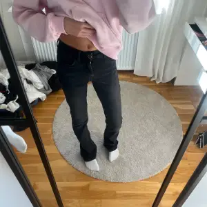 Säljer ett par svarta jeans i bra skick. De är mid/lowwaisted i storlek xxs-34. Jag har vanligtvis xxs eller xs och är 165 cm lång. Hör av dig vid frågor eller funderingar 💓