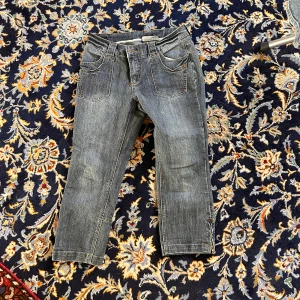 Jeans - Jeans med fina detaljer! Helt defekt fria och är köpta från secondhand! 😇💙  Är förstora för mig på midjan och som refereras brukar jag ha storlek 34/36 på jeans. Jag är 1,61 m lång. 