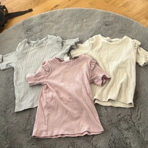 Tröja - Säljer dessa snygga tröjor fårn zara, storlek 152, de som står är styck pris sen kan man köpa alla 3 för lite billigare💕