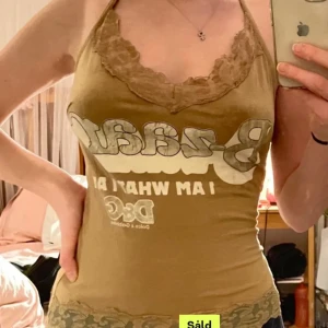 Vintage dolce&gabbana halterneck linne - Vintage dolce&gabbana halterneck linne, perfekt y2k topp! Knyts i nacken, står storlek xs men skulle snarare säga att den passar s-m. Fint skick!!! Frakten ligger på 30 kr <33 priset kan diskuteras. 