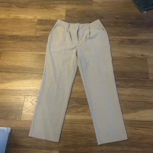 Kostymbyxor från NAKD  - Kostymbyxor från nakd, använd ett få tal gånger.. köpte för 400kr, säljer för 200kr