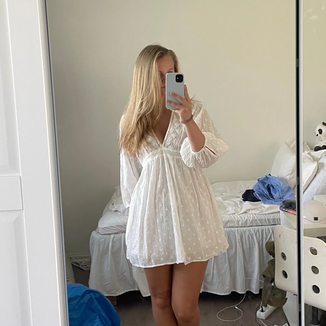 Vit blommig klänning med spetsdetaljer - 91