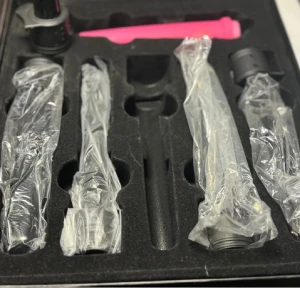 Poze 5 in 1 Hair Styler Locktång - Säljer en Poze 5 in 1 Hair Styler locktång som är perfekt för att skapa olika lockar och vågor. Setet innehåller flera utbytbara delar för att ge dig maximal stylingflexibilitet. Handtaget är i en snygg rosa färg och verktygen är förpackade i en praktisk förvaringslåda. Perfekt för både vardag och fest!