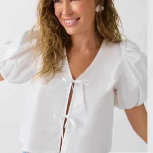 Puff sleeve blouse  - Säljer min fina blus från Gina tricot för 280 kr, priset går att diskutera vid snabb affär. 