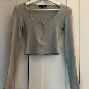 Grå topp - Grå topp med half-zip från Missguided, storlek 34 Bra skick trots använd