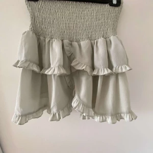 Neo nior volangkjol - Säljer nu denna gröna neo nior kjol i XS💞 Väldigt bra skick, har bara använt få gånger, Orginalpris:450 Säljer för: 120 kan diskutera pris💕  