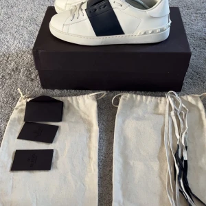 Valentino Open - Hej!  Säljer nu mina Valentino Garavani då dom inte passade mig riktigt, dom är i storlek 41 men passar 42! Dom är vi väldigt fint skick och är givetvis äkta!  För funderingar är det bara att skriva!