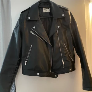 Skinnjacka  - Använt fåtal gånger men i väldigt bra skick💗 Nypris 550kr