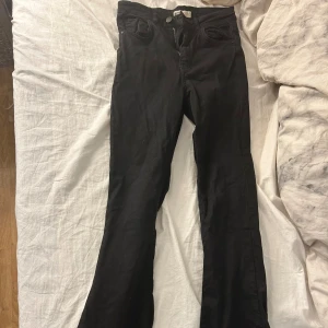 Byxor  - Byxor från ginatricot med slits säljer pågrund att dom blivit för små
