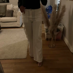 Vita cargobyxor Bershka - Skitsnygga cargobyxor från Bershka i strl 36. Endast testade men har tyvärr tagit bort prislappen ändå..